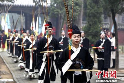 中國僑網(wǎng)農(nóng)歷戊戌年冬至祭孟大典22日在孟子故里山東鄒城舉行,身著古裝的舞生引領參加釋奠禮人員入場,?!∩骋婟垺z
