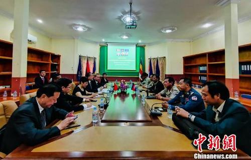 中國僑網(wǎng)圖為拜訪柬埔寨西哈努克市政府,?!吻汕佟z