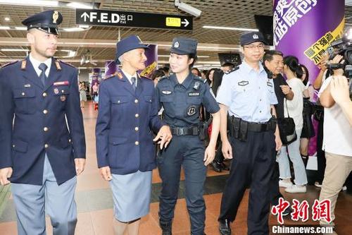 中國僑網(wǎng)6月26日,,中國警察和意大利警察在廣州地鐵公園前站開展聯(lián)合巡邏,。廣州警方 供圖