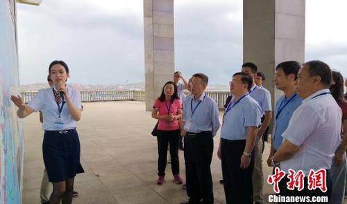 中國僑網(wǎng)圖為致公黨中央調(diào)研組在平潭海峽公鐵兩用大橋建設(shè)現(xiàn)場(chǎng)調(diào)研?!∩昙荫x 攝