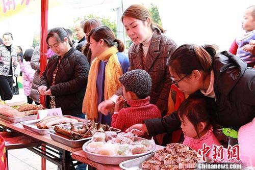 中國僑網(wǎng)資料圖:福建東湖塘華僑農(nóng)場辦東南亞美食展, 游客爭相品嘗美食,。 林凌玲 攝