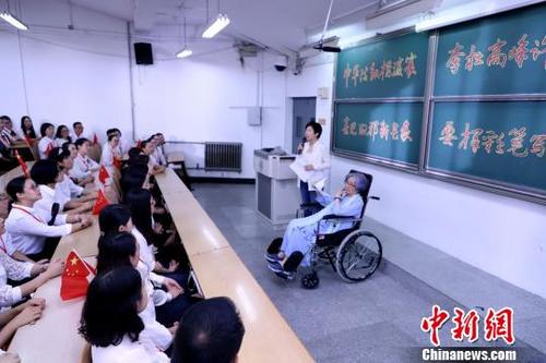 中國(guó)僑網(wǎng)葉嘉瑩為來(lái)自全國(guó)各地的參賽青年教師“吟誦”授課,?!埖勒z