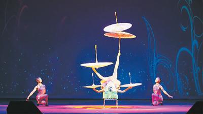 中國僑網(wǎng)在“親情中華·歡聚休斯敦”的演出中,,中國雜技團表演雜技《蹬傘》。本報記者 嚴(yán) 瑜文/圖