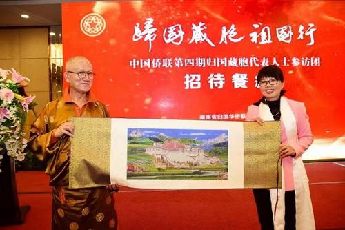 中國僑網(wǎng)參訪團向省僑聯(lián)贈送禮品(圖片來源:湖南省僑聯(lián)網(wǎng)站)