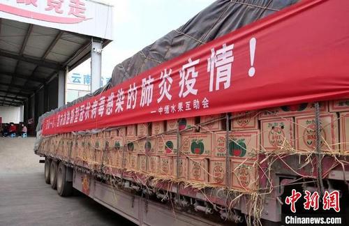 中國僑網(wǎng)圖為運載緬甸西瓜的大貨車。 崔雯 攝