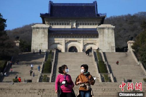 中國僑網(wǎng)戴著口罩的游客在南京中山陵參觀,。泱波 攝