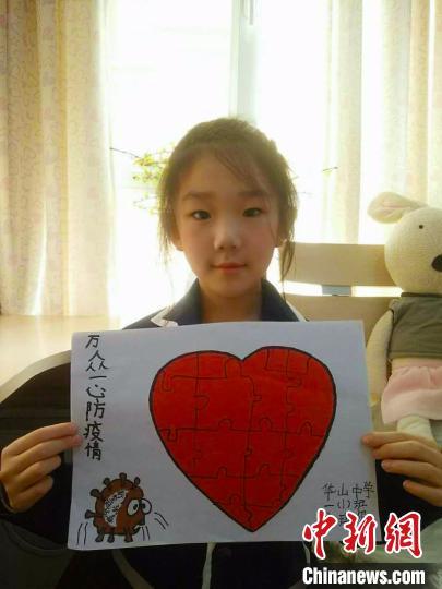 中國僑網(wǎng)安琪爾上小學一年級,,巴州森林消防支隊一級指揮員達布希拉圖的女兒,,通過繪畫為戰(zhàn)疫情助力,?!O康康 攝