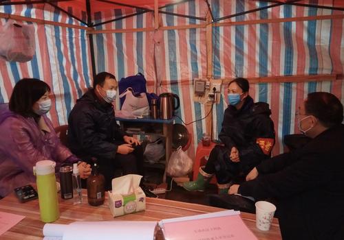 中國僑網(wǎng)與一線工作人員親切交談,。(圖片來源:株洲市僑聯(lián)網(wǎng)站)