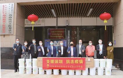 中國(guó)僑網(wǎng)深圳市僑企聯(lián)向鹽田海山街道捐贈(zèng)防疫物資(深圳僑報(bào)/柯東波 攝)