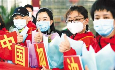 中國僑網王春燕(左二)和她的援鄂醫(yī)療隊同事。(《人民日報海外版》/受訪者供圖)