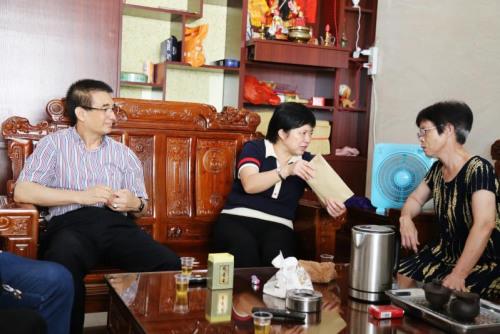 中國僑網陳曉玉主席送上慰問金,。(圖片來源:泉州市僑聯(lián))