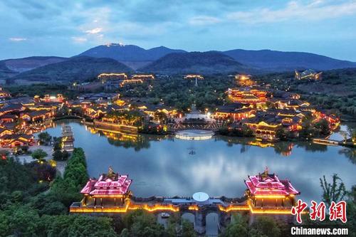 中國僑網(wǎng)黃昏時分,東方鹽湖城華燈初上,?!°蟛āz