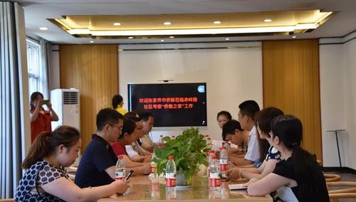 中國(guó)僑網(wǎng)在“僑胞之家”活動(dòng)室聽取社區(qū)負(fù)責(zé)人匯報(bào)