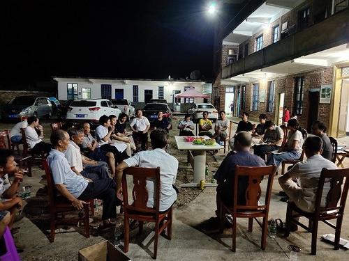 中國僑網(wǎng)赤灘村屋場座談會現(xiàn)場(湖南省僑聯(lián)網(wǎng)站)