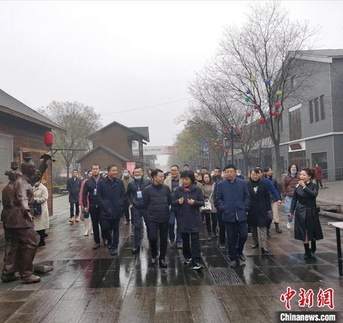 中國(guó)僑網(wǎng)17日,山西近百名僑界代表在長(zhǎng)治市上黨區(qū)振興小鎮(zhèn)參訪,?!『聫?qiáng) 攝