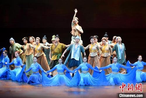 中國(guó)僑網(wǎng)圖為《閩臺(tái)緣》舞蹈演出,?!蚊鳌z