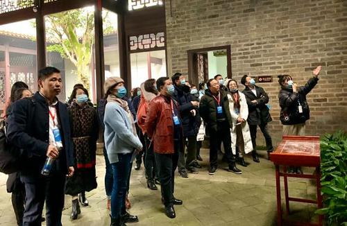 中國(guó)僑網(wǎng)海外嘉賓考察屈子文化園(圖片來(lái)源:湖南省僑聯(lián)網(wǎng)站)