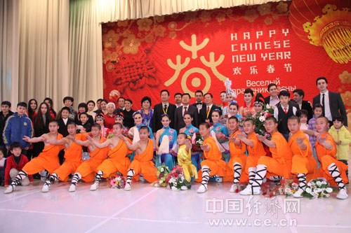 中國僑網(wǎng)孫立杰大使與演員們合影留念。中國經(jīng)濟網(wǎng)記者 李垂發(fā)攝