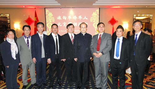 中國僑網(wǎng)肖千大使(右4)與匈華總會(huì)名譽(yù)主席季建忠(右5)、執(zhí)行主席劉文建(右3),、副主席張傳聯(lián)(右1),、曾玉根(左3),、謝偉麟(右2),、陳月平(左4),,福建商會(huì)副會(huì)長傅斌(左2)、吳少萍(左1)在元宵招待會(huì)上合影,。(匈牙利《歐洲論壇》)