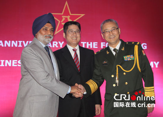 中國駐印度大使樂玉成(中)、中國駐印度使館武官王小軍少將(右),、印高級國防學(xué)院院長蓋伊中將(左)出席慶祝中國人民解放軍建軍88周年招待會,。攝影:孫洋