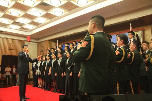 使館館員與軍樂(lè)團(tuán)共同表演