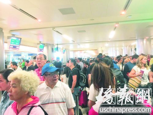 外國(guó)游客落地美國(guó)洛杉磯國(guó)際機(jī)場(chǎng)大排長(zhǎng)龍等待入境申報(bào)。(美國(guó)《僑報(bào)》/郭劍