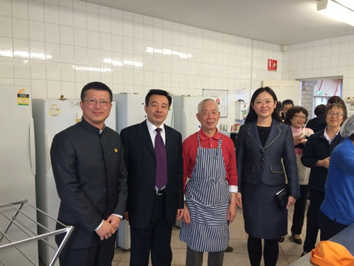 雷總領(lǐng)事夫婦與丁少平會(huì)長(zhǎng),、文化中心義工合影