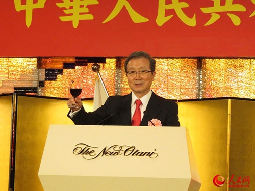 國慶招待會現(xiàn)場。程永華大使與來賓共同舉杯慶祝。