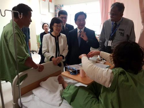 中國僑網中國駐馬來西亞大使黃惠康前往哥打基納巴盧伊麗莎白女皇醫(yī)院看望獲救中國游客(左三為黃惠康)