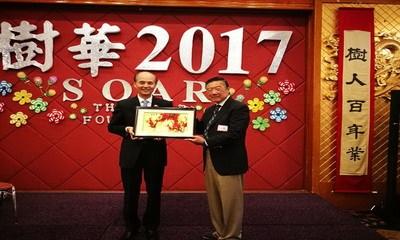 中國僑網(wǎng)羅林泉總領(lǐng)事(左)向樹華教育基金會前董事長高大偉(右)贈送紀(jì)念品,。(駐舊金山總領(lǐng)館圖片)