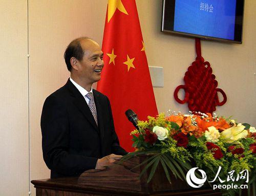 中國(guó)僑網(wǎng)中國(guó)駐舊金山總領(lǐng)事羅林泉當(dāng)?shù)貢r(shí)間5月18日晚在官邸舉辦科技社團(tuán)和專家學(xué)者招待會(huì)。(人民網(wǎng) 張潔嫻攝)