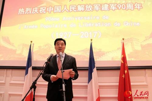 中國僑網(wǎng)翟雋大使發(fā)表致辭_慶祝中國人民解放軍建軍90周年。王遠 攝