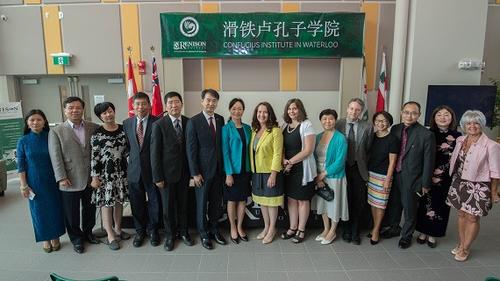 中國僑網何煒與參會嘉賓合影,。(中國駐加拿大多倫多總領館網站圖片)