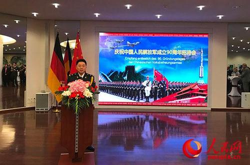 中國(guó)僑網(wǎng)中國(guó)駐德國(guó)大使館國(guó)防兼海、空軍武官周明少將在招待會(huì)上發(fā)表致辭,。 馮雪珺攝