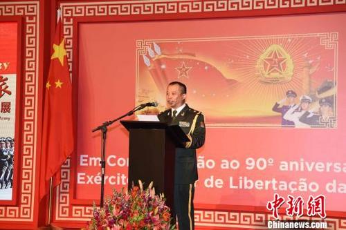 中國僑網(wǎng)圖為中國駐巴西使館武官金濤少將致辭,?!∧尚邸z