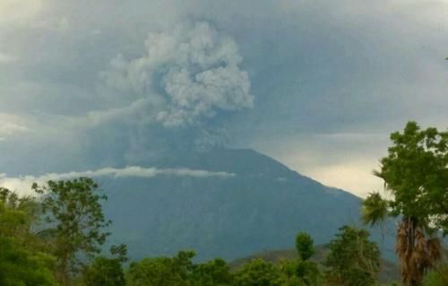 中國僑網(wǎng)阿貢火山再次噴發(fā),。(中國駐登巴薩總領館圖片)