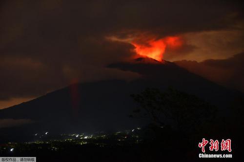 中國僑網(wǎng)印尼巴厘島阿貢火山自11月21日首次噴發(fā)后,活躍強(qiáng)度不斷增強(qiáng)并多次噴發(fā)出大量火山灰,。圖為當(dāng)?shù)貢r(shí)間11月30日拂曉前的阿貢火山煙霧染紅天際,。