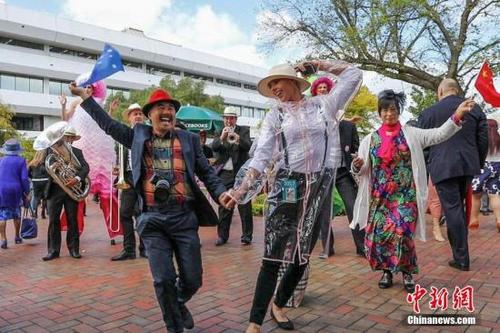 中國僑網(wǎng)資料圖:2017年11月10日,全球聞名的“墨爾本賽馬節(jié)”吸引不少中國游客,。中新社記者 陶社蘭 攝