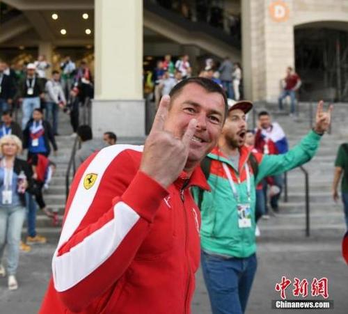 中國僑網(wǎng)當(dāng)?shù)貢r間6月14日,,俄羅斯世界杯揭幕戰(zhàn)在莫斯科盧日尼基體育場結(jié)束,東道主俄羅斯5-0大比分擊敗沙特阿拉伯,,贏得開門紅,。賽后,球迷走出球場,,熱情高漲,。 中新社記者 田博川 攝