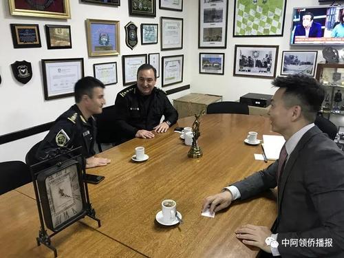 中國(guó)僑網(wǎng)駐阿根廷使館參贊王曉林會(huì)見(jiàn)布省警察局負(fù)責(zé)人。