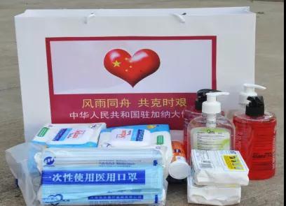 中國僑網(wǎng)每份健康包內(nèi)有醫(yī)用口罩、洗手液,、消毒紙巾,、維生素C泡騰片等防疫用品及食品。(圖片來源:中國駐加納使館微信公眾號(hào))