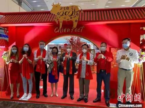 中國僑網(wǎng)當?shù)貢r間2月12日,,中國駐菲律賓使館和菲律賓知名企業(yè)SM集團在馬尼拉SM Aura商場聯(lián)合舉辦新春歡慶日暨歡樂春節(jié)義賣活動,。中國駐菲大使黃溪連(右三),、菲律賓外長洛欽(右四),,以及外長夫人、國際義賣基金會(IBF)主席洛欽女士(右五),、SM集團高管等出席,。中國駐菲律賓使館供圖