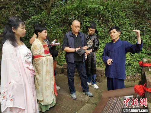 中國僑網海外華文媒體體驗齊云山“沉浸式復古游” 儲瑋瑋 攝