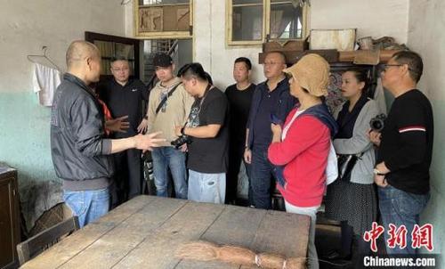 中國僑網(wǎng)胡開文墨廠廠長、徽墨制作技藝省級非遺傳承人程國勝與海外華文媒體代表們交流,?!埑恳怼z