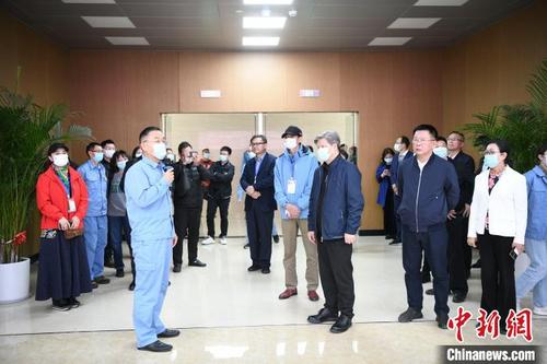 中國僑網(wǎng)海外華文媒體參訪古雷石化基地,。 王東明 攝