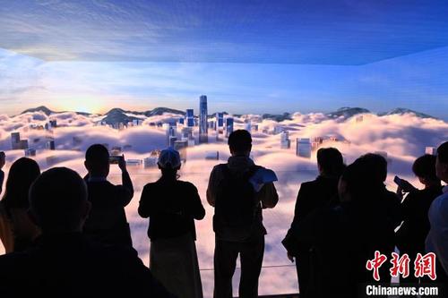 中國僑網(wǎng)圖為參訪團(tuán)在重慶江北區(qū)城市形象展示中心了解江北區(qū)概況,。 陳超 攝