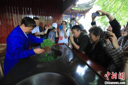 中國僑網(wǎng)海外華文媒體參訪團觀看手工制茶技藝?!⊥趵凇z