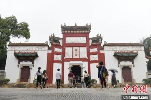 中國僑網(wǎng)華媒走進(jìn)屈子祠,。中新網(wǎng)記者 楊華峰 攝