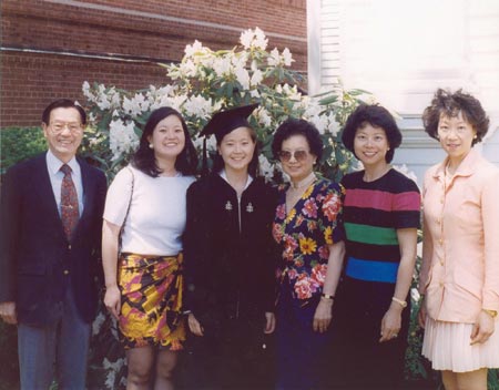 1994年6月9日,,小女兒趙安吉僅用三年時間以特優(yōu)成績畢業(yè)于哈佛大學,,與母親趙朱木蘭女士,,父親趙錫成博士及同是哈佛校友的三位姐姐趙小蘭(右二),,趙小美(右一),,趙小婷(左二)參加畢業(yè)典禮合影,。(美國《僑報》)