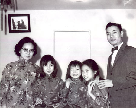 1963年,趙朱木蘭女士全家在紐約皇后區(qū)一室一廳的公寓內(nèi),。房間雖小且簡(jiǎn)陋,,但充滿溫馨與憧憬的家卻其樂融融。抵美國(guó)團(tuán)聚后生活漸漸安定,,愉快地歡度中國(guó)農(nóng)歷新年,。木蘭及女兒們都穿著中國(guó)傳統(tǒng)式新服。(美國(guó)《僑報(bào)》)